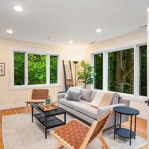 4br-with-firepit-outdoor-dining-and-yard-surrounded-by-trees.seattlehotelsites.com/